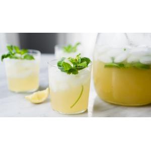 Coctel de limón y albahaca