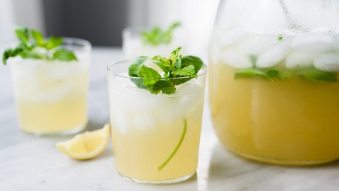 Coctel de limón y albahaca
